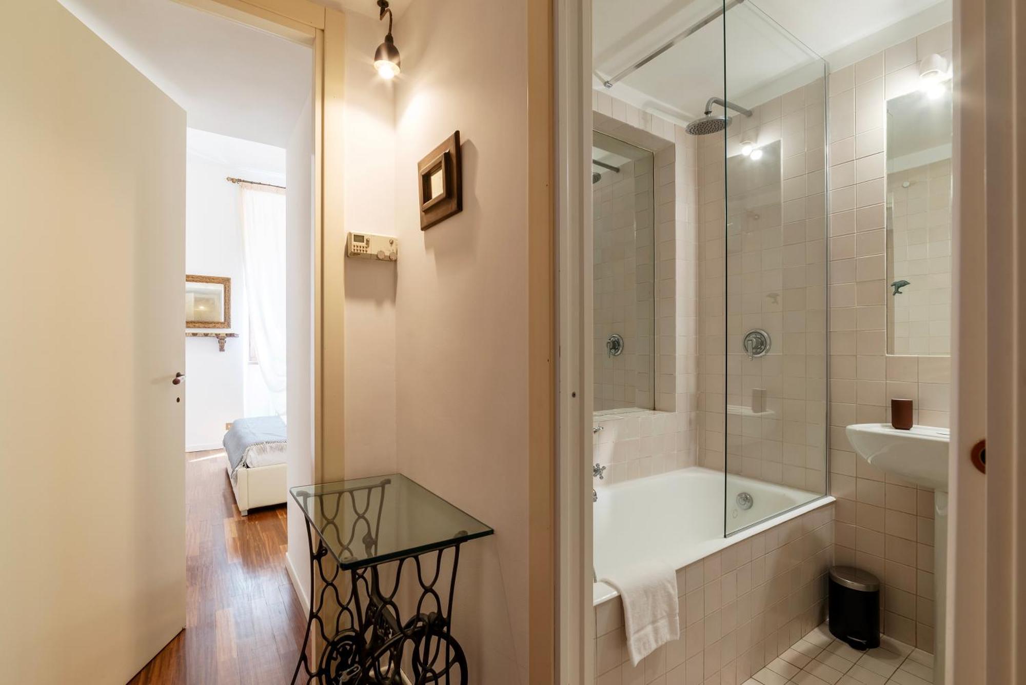 A Stone's Throw From The Colosseum! Apartment Rom