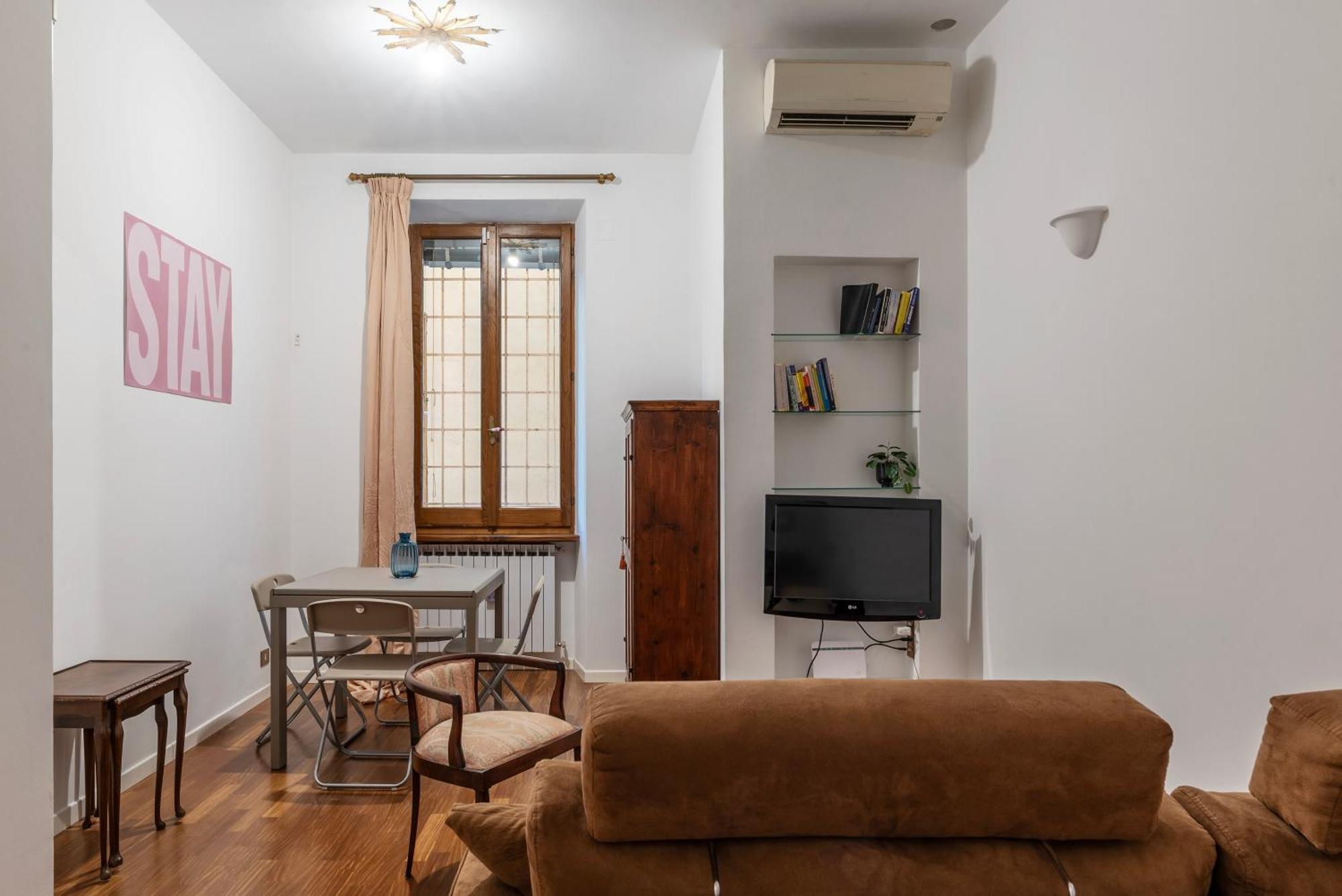 A Stone's Throw From The Colosseum! Apartment Rom