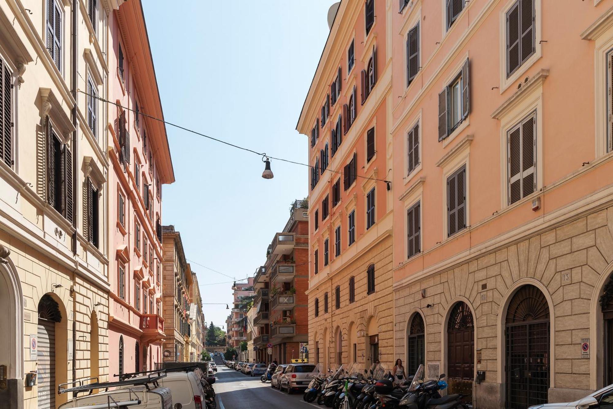 A Stone's Throw From The Colosseum! Apartment *